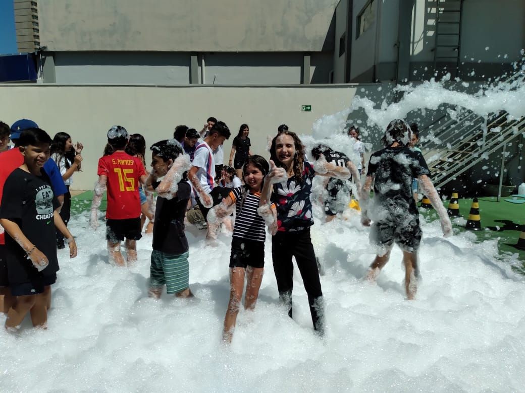 Alunos se divertem e criam memórias da infância