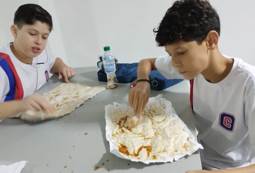 Alunos utilizam tintas naturais na representação de Arte Rupestre