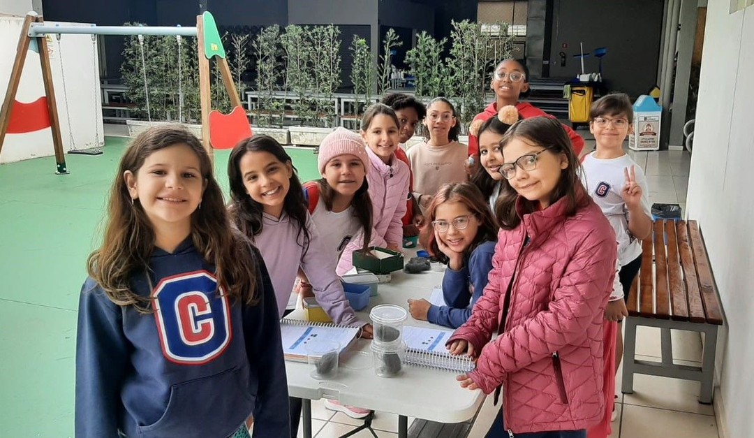 Alunos do 4° ano A realizam exper...