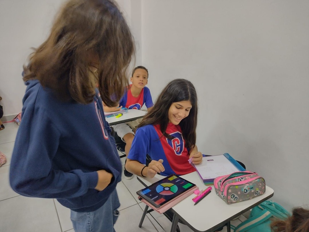 Alunos se divertem com brinquedo dos anos