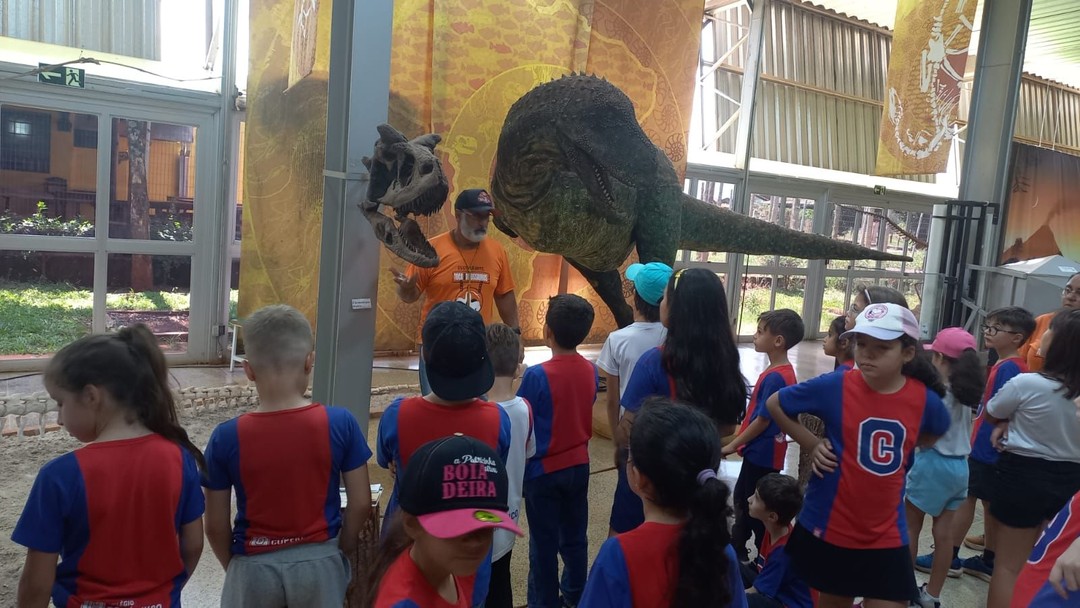 Alunos visitam Toca do Dinossauro