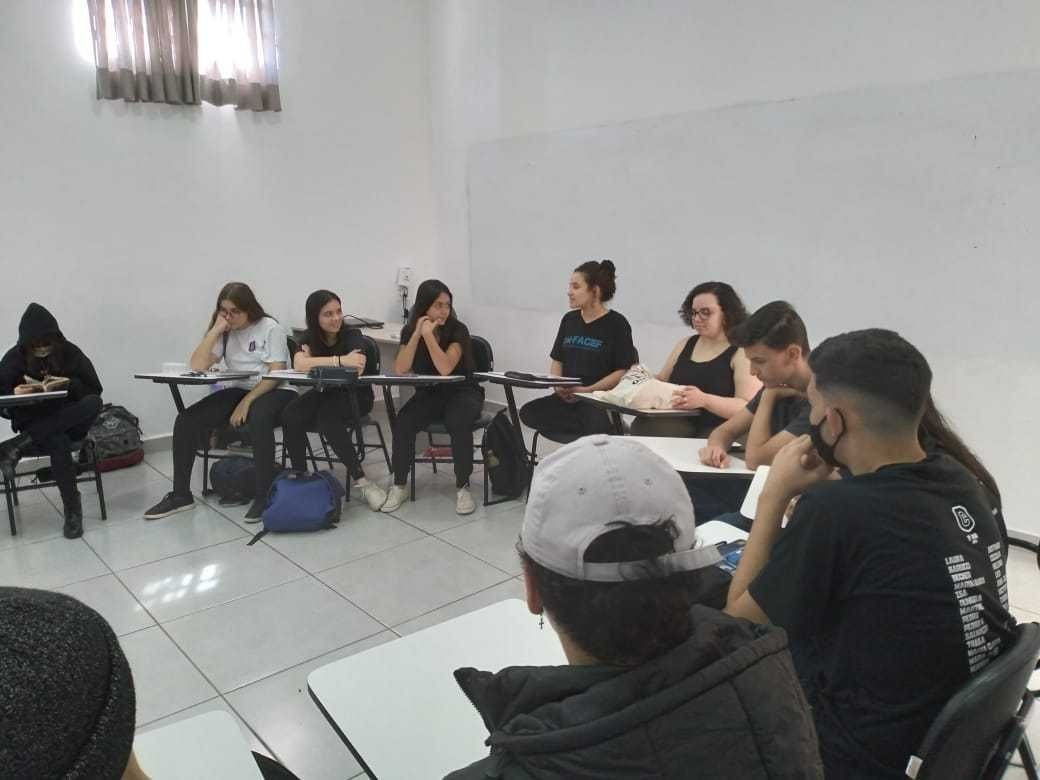 Discussão sobre temas da adolescência