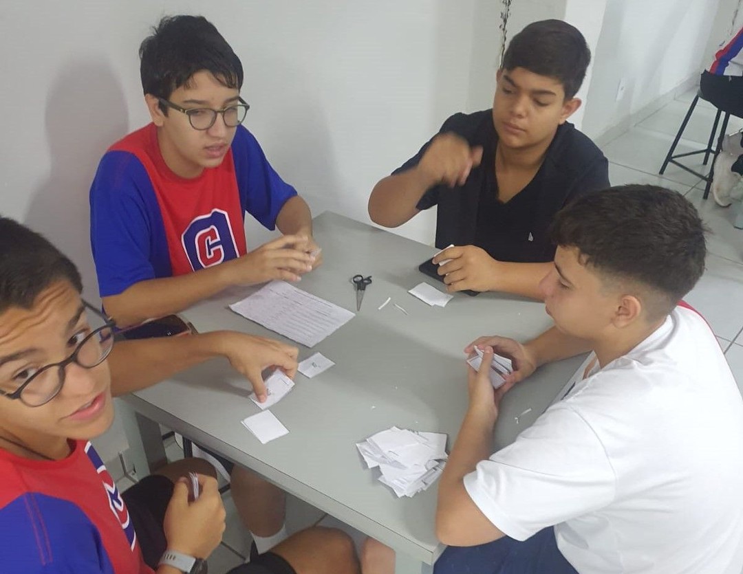 Alunos realizam atividade interat...