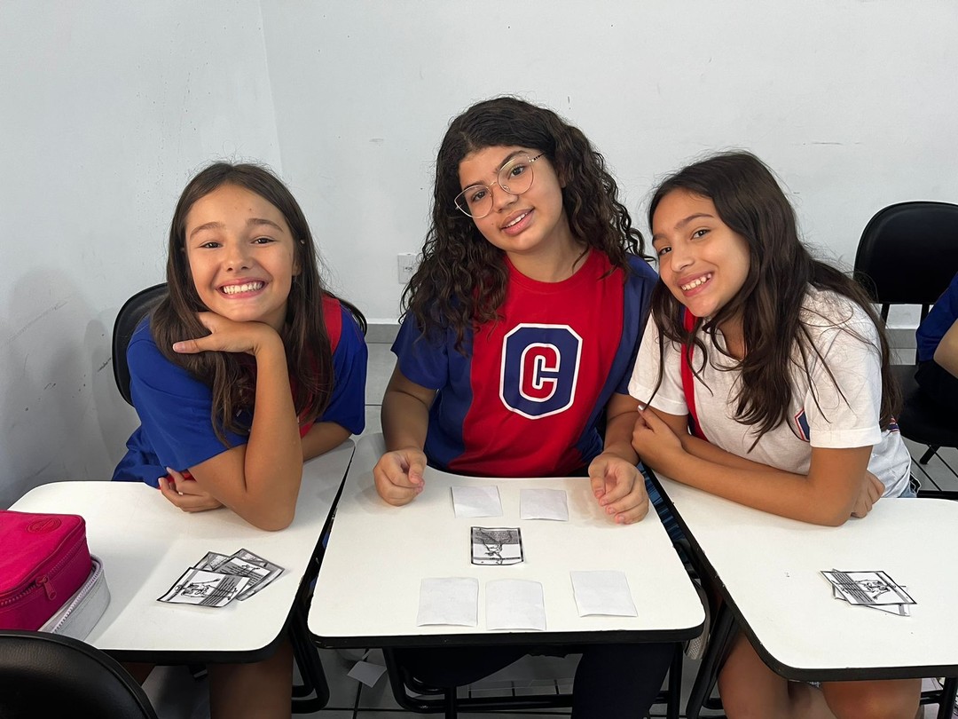 Alunos trabalham na temática de super-heróis