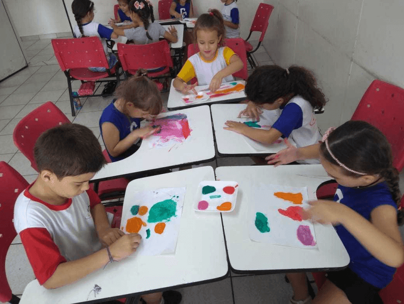 Aula de arte com Desenho Mágico