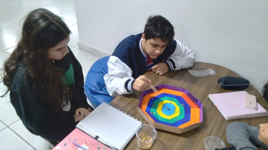 Turma do 8º ano cria jogo de álgebra
