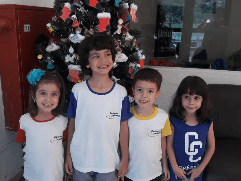 Enfeitando a árvore