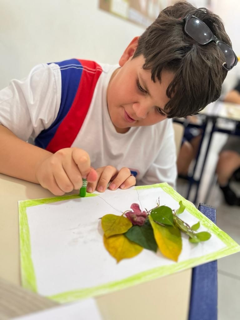 Alunos fazem trabalhos para comemorar o Dia da Árvore