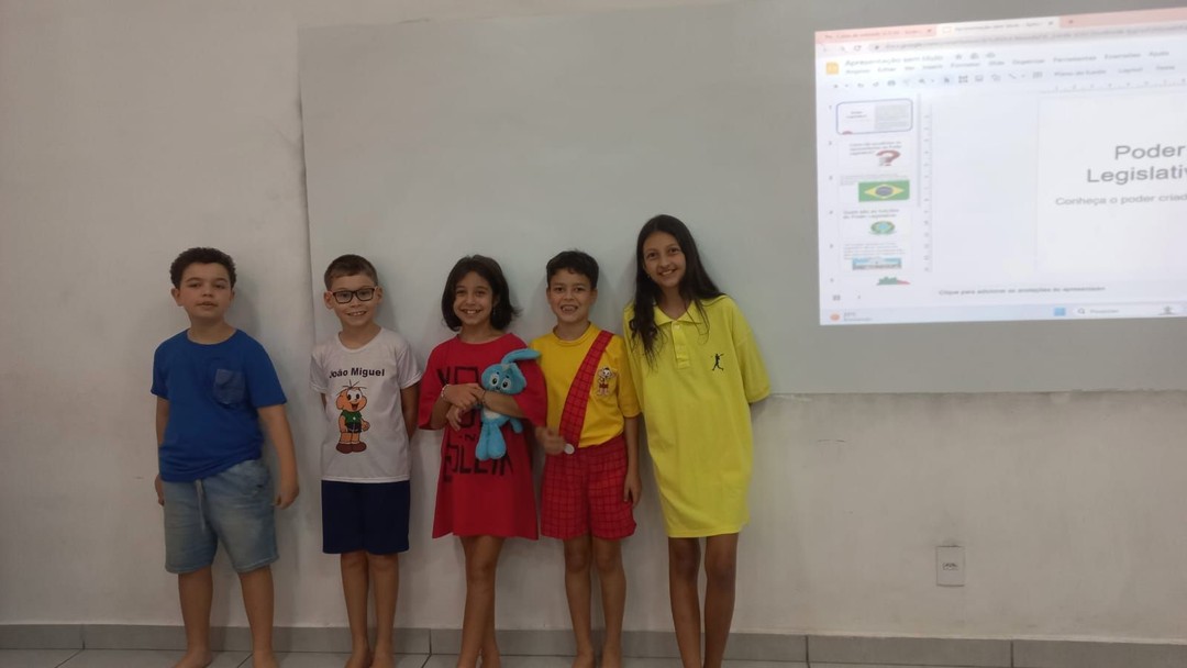 Alunos realizam teatro sobre os 3...