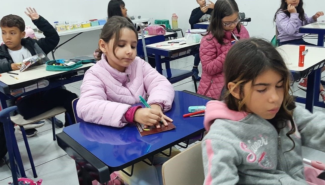 Alunos realizam técnica da pintura com folha de revista e esponja de aço