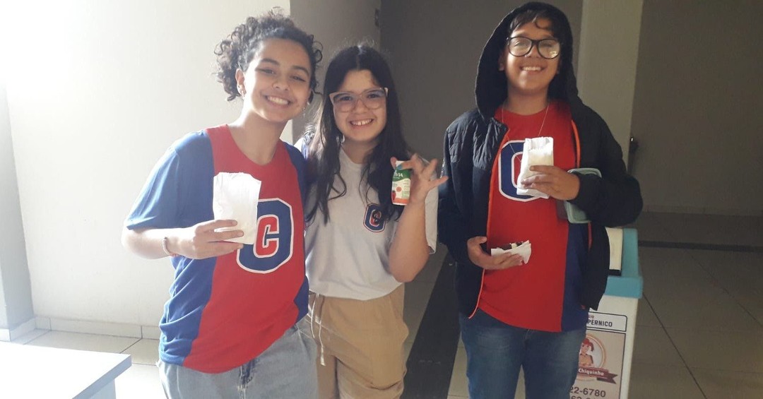 Alunos comemoram aniversário do Colégio Copérnico