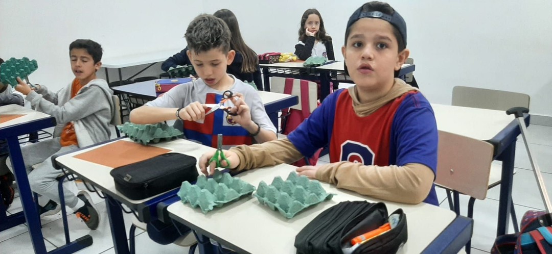 Alunos estudam  aspectos do relevo e hidrografia